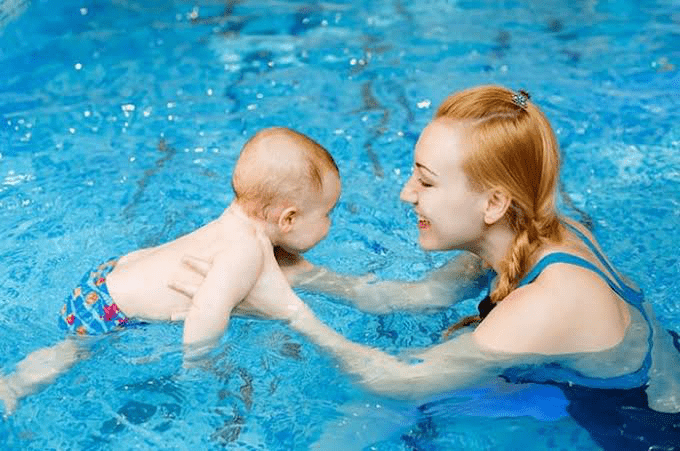 Kapan Bayi Boleh Berenang