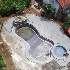 Proses pembangunan kolam renang